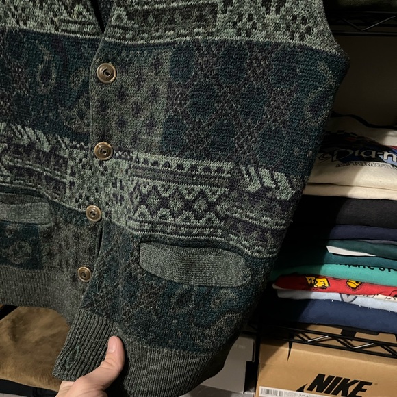 Men's Geometric Knit Cardigan Vest - Picture 3 of 5